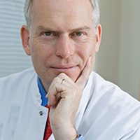 Portrait Foto von Doktor Torsten Zuberbier für das LETI Pharma Interview zu ganzheitlicher Behandlung von Allergien
